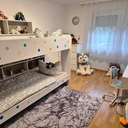 アパート Cozy Townhouse With Garden Götzis