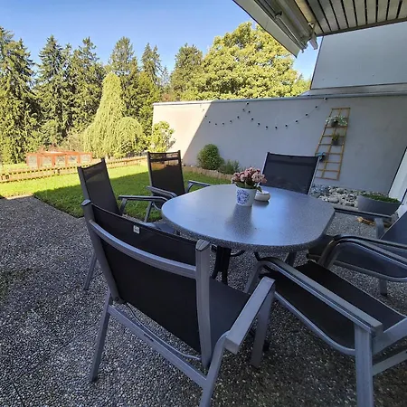 アパート Cozy Townhouse With Garden Götzis